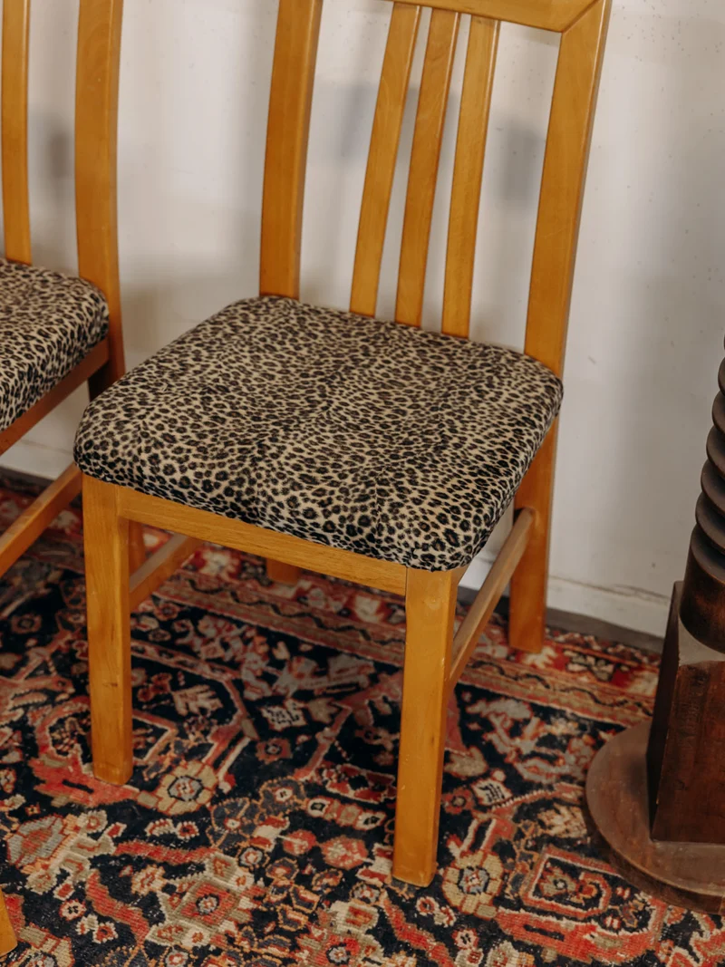 Claude, le lot de 4 chaises en tissu léopard N°1632