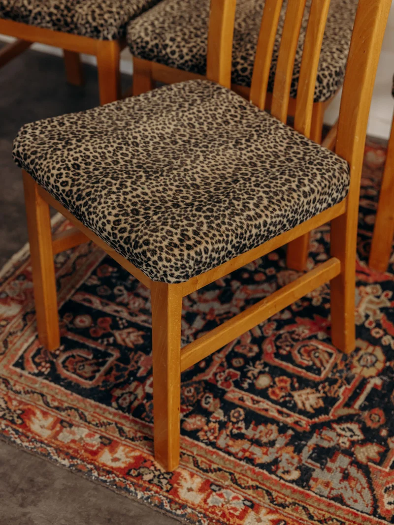 Claude, le lot de 4 chaises en tissu léopard N°1632