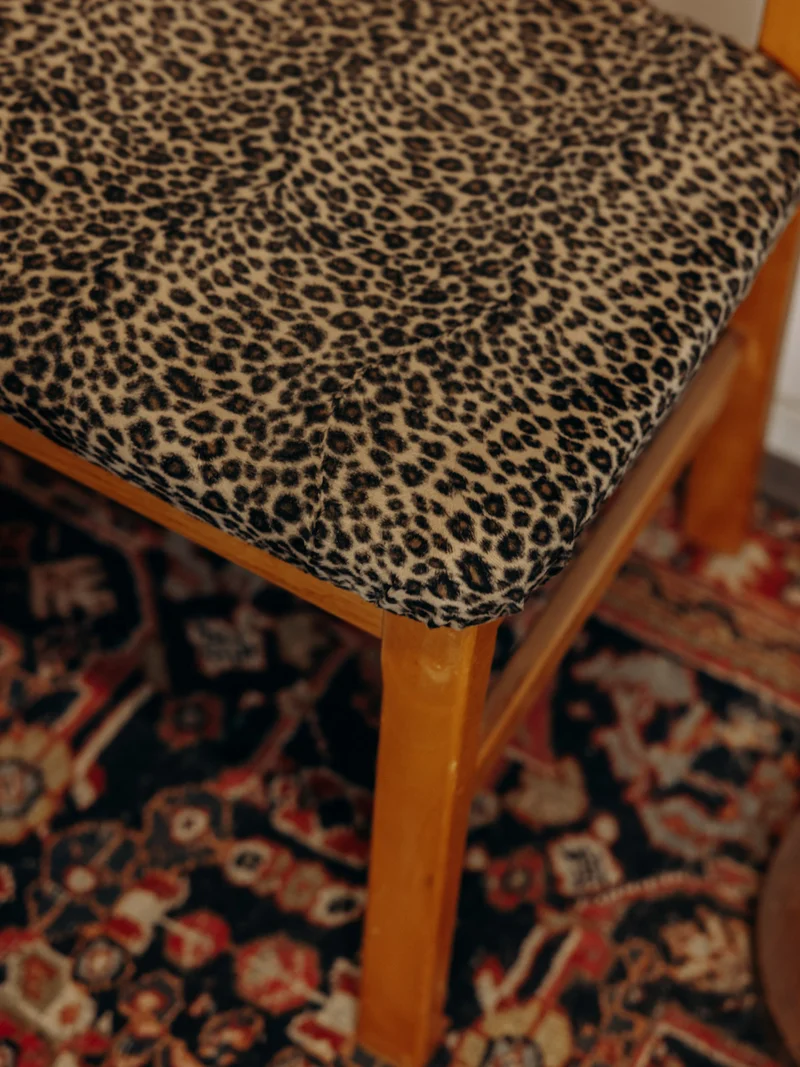 Claude, le lot de 4 chaises en tissu léopard N°1632