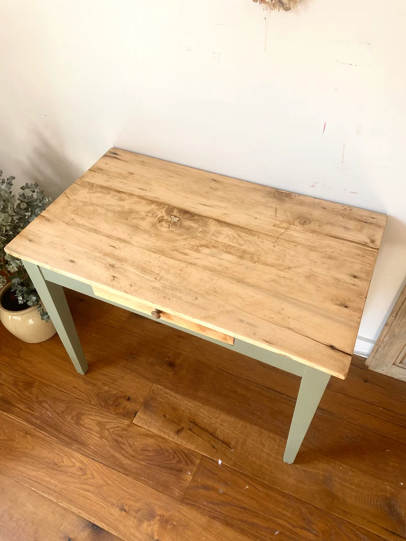Bureau d’écolier en bois ancien rénové