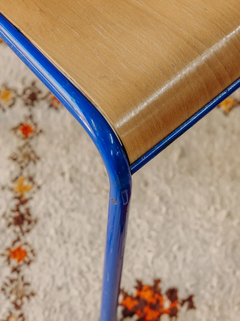 Alma, la chaise d'écolier à la structure bleu électrique N°1957