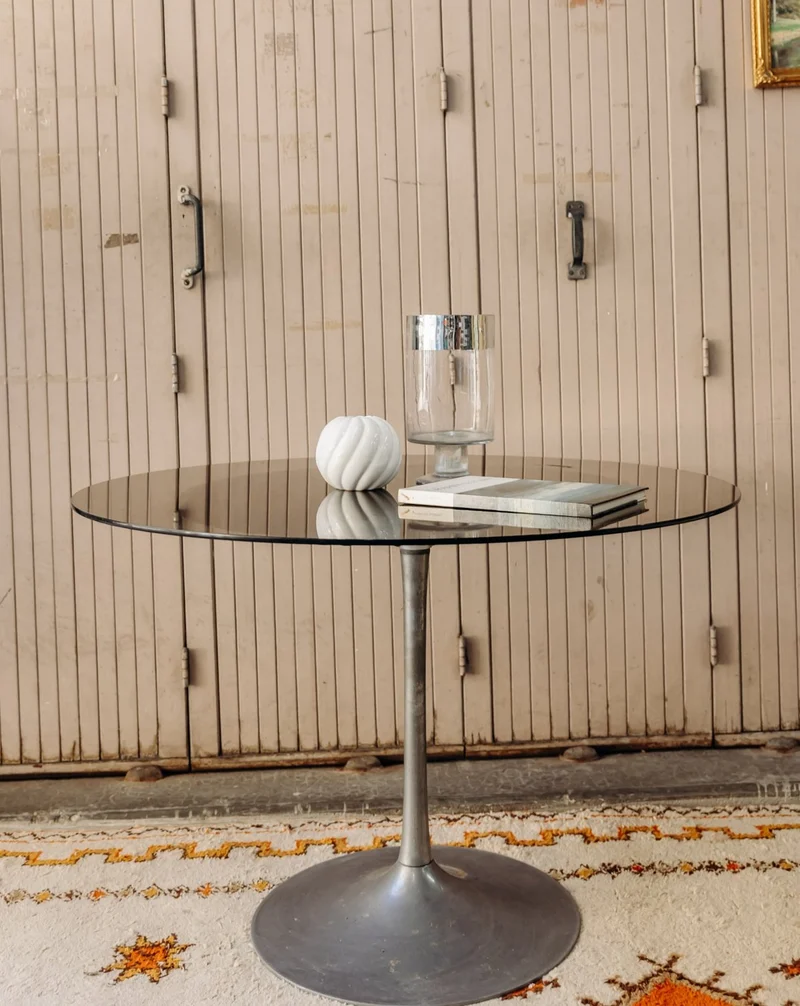 Karla, la table à manger en verre fumé et pieds en acier N°1273