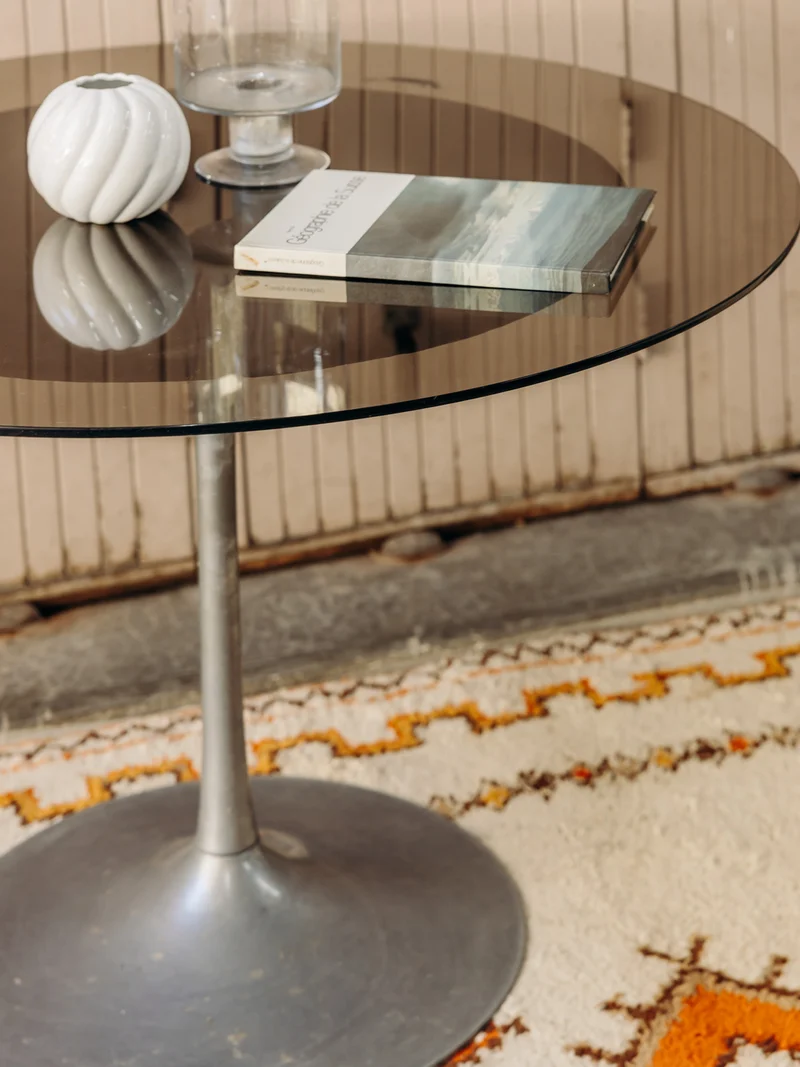 Karla, la table à manger en verre fumé et pieds en acier N°1273