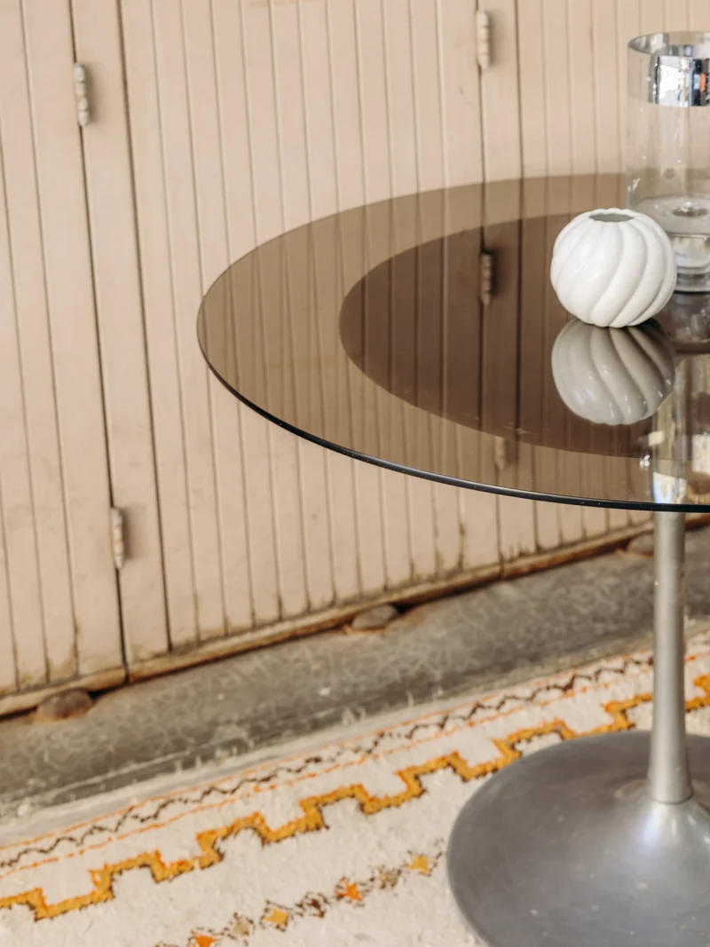 Karla, la table à manger en verre fumé et pieds en acier N°1273