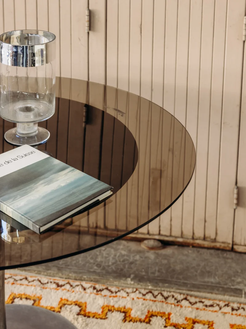Karla, la table à manger en verre fumé et pieds en acier N°1273