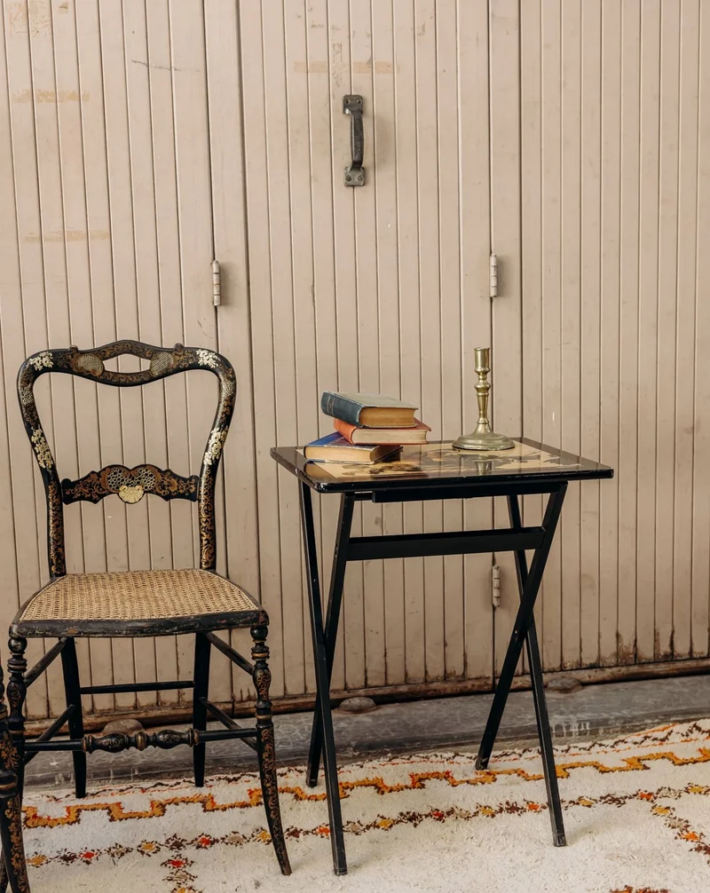 Francine, la table d'appoint en bois teint noir N°1581
