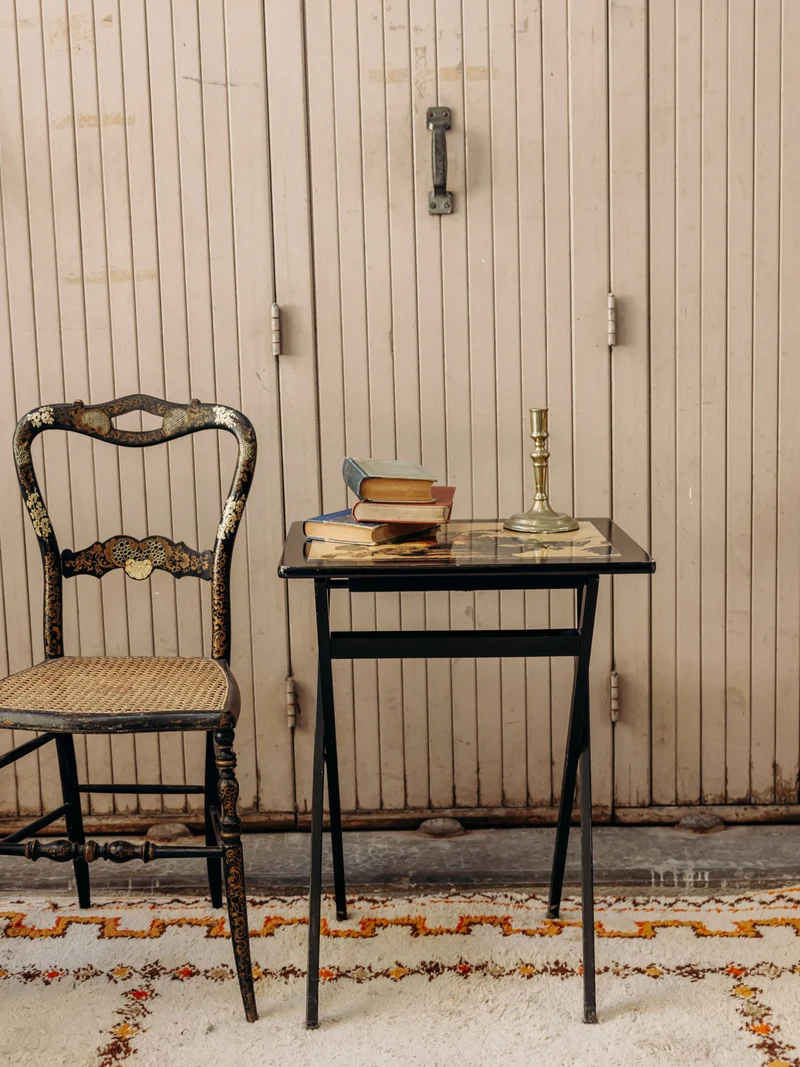 Francine, la table d'appoint en bois teint noir N°1581