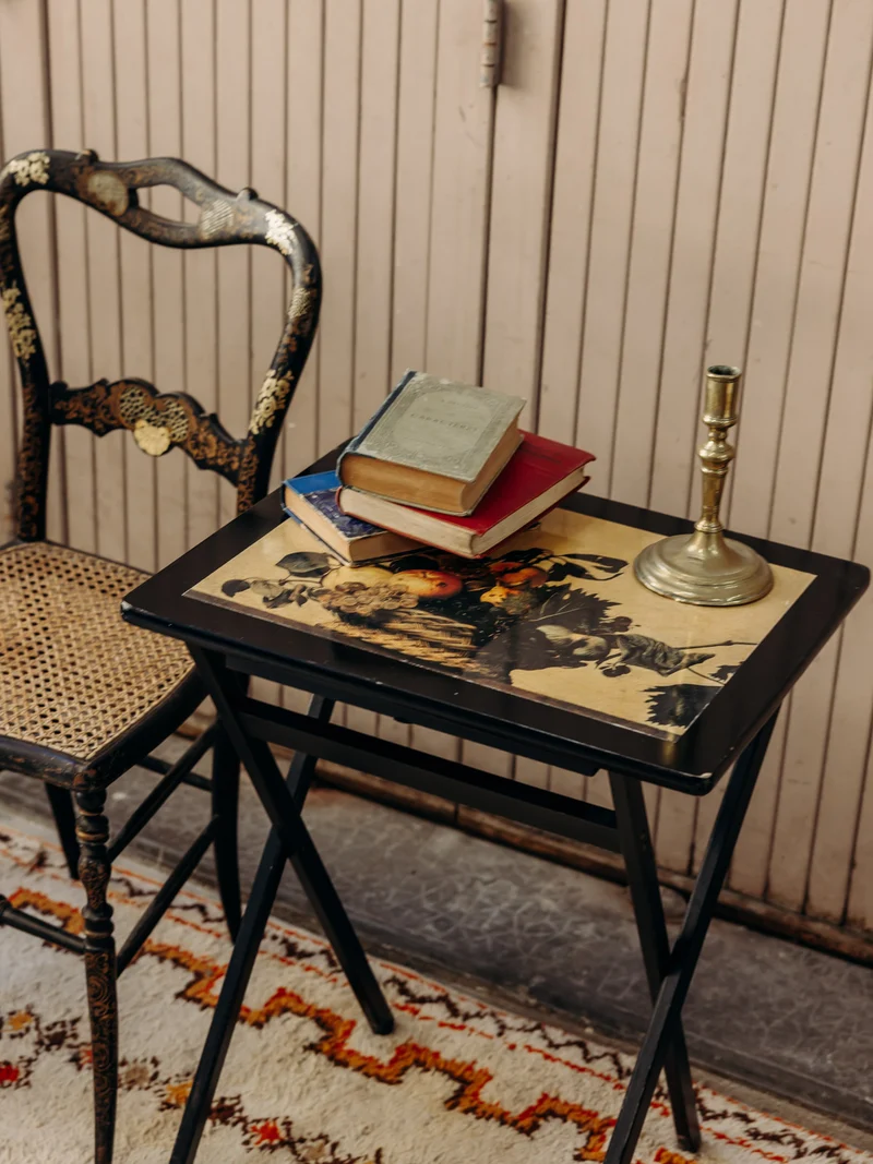 Francine, la table d'appoint en bois teint noir N°1581