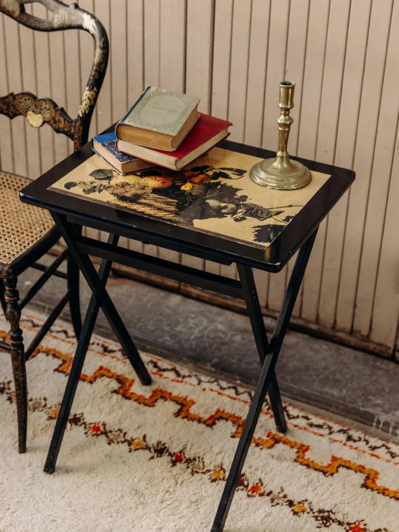 Francine, la table d'appoint en bois teint noir N°1581