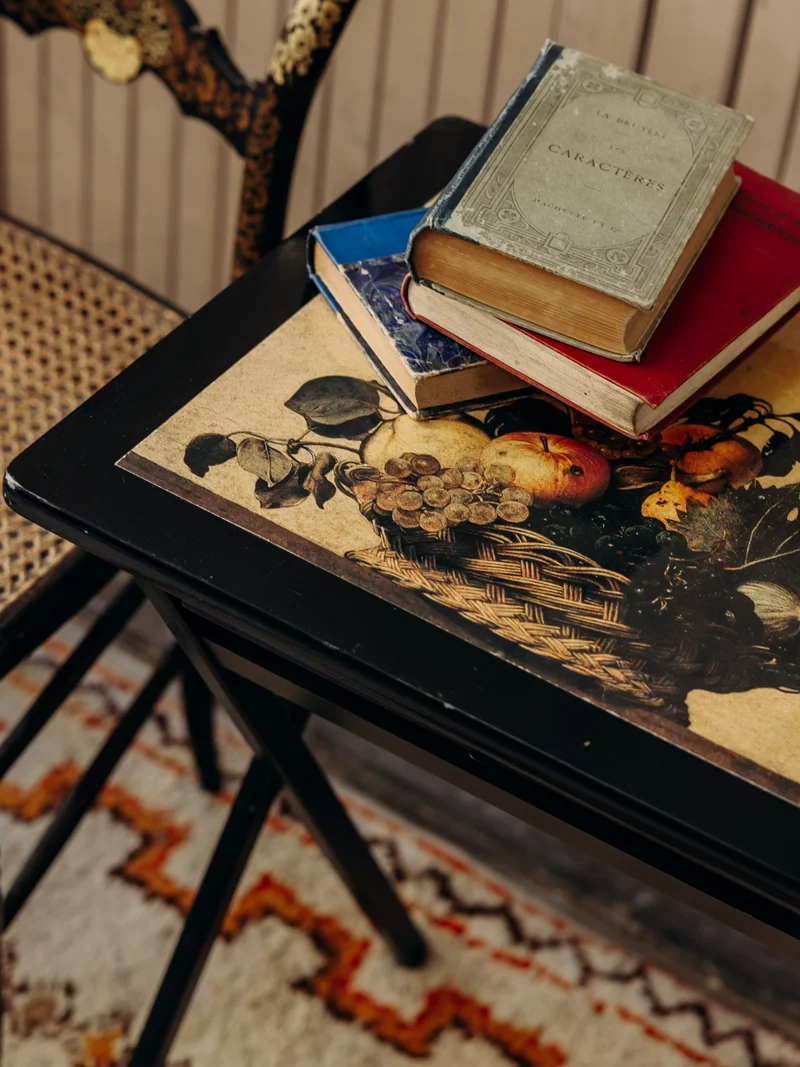 Francine, la table d'appoint en bois teint noir N°1581