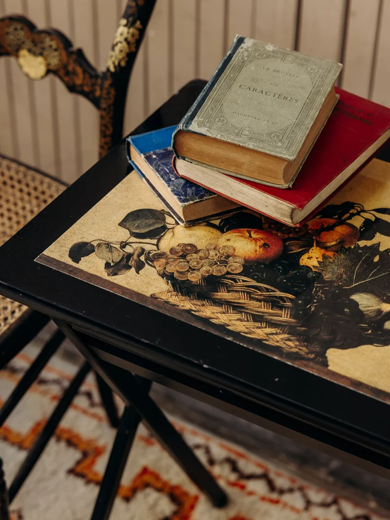 Francine, la table d'appoint en bois teint noir N°1581