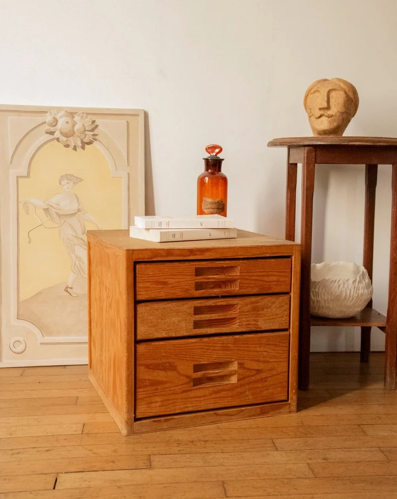 Maïa, la table de chevet aux poignées sculptées N°1564