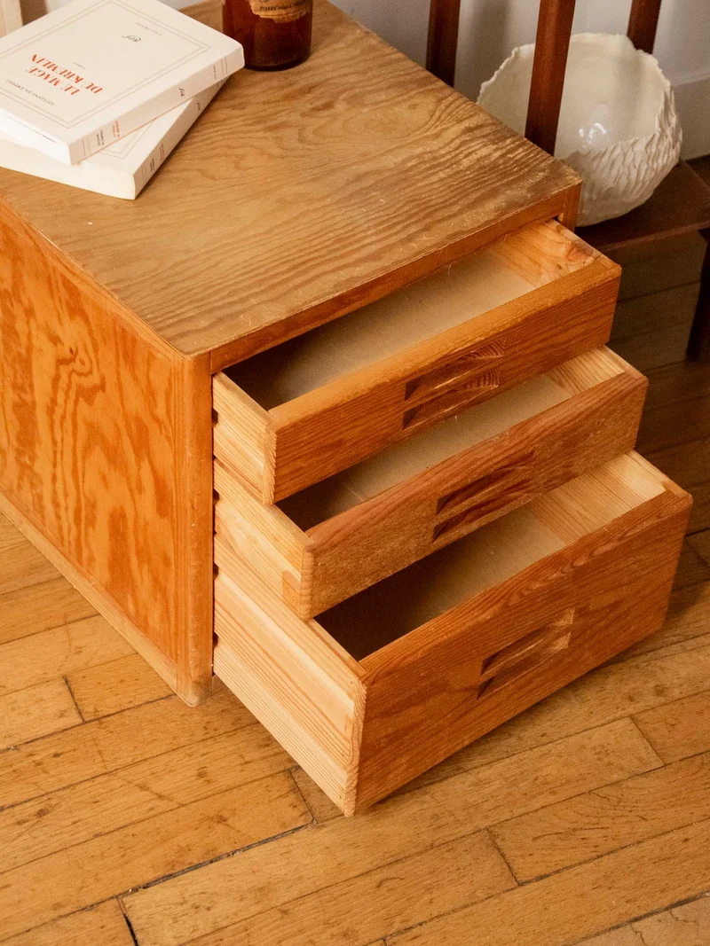 Maïa, la table de chevet aux poignées sculptées N°1564