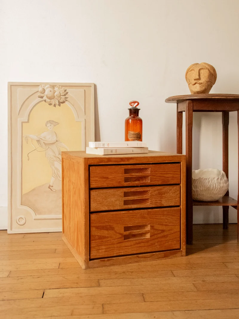 Maïa, la table de chevet aux poignées sculptées N°1564