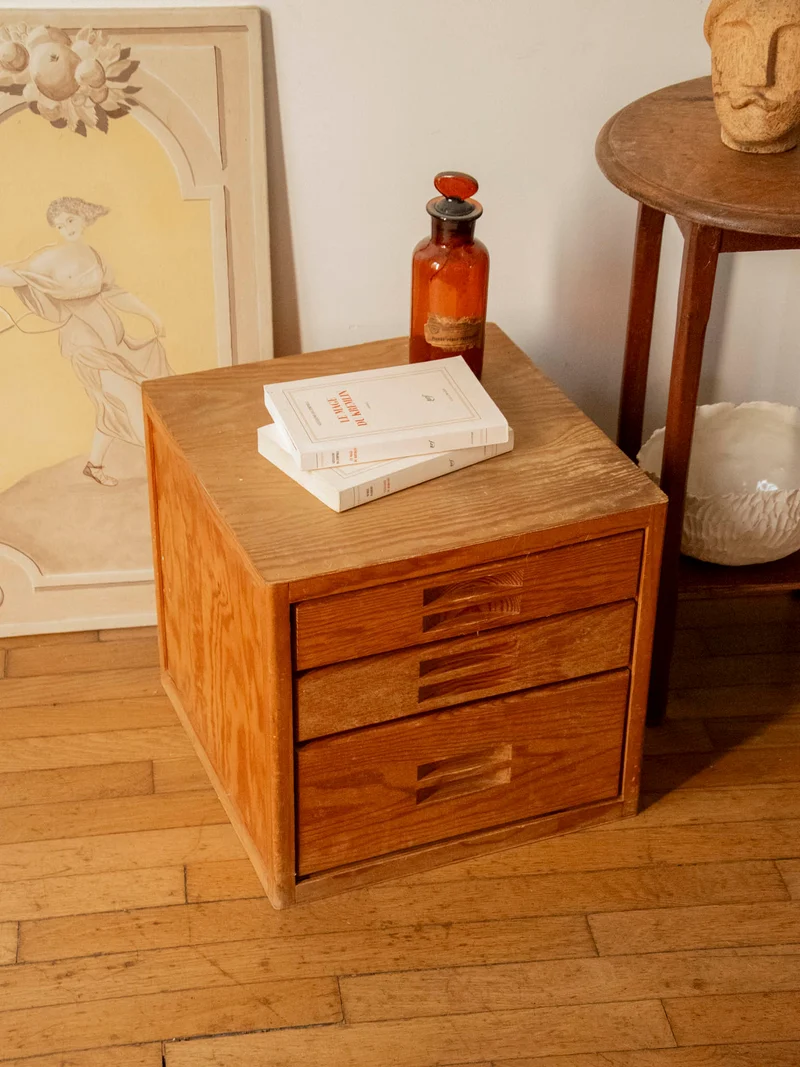 Maïa, la table de chevet aux poignées sculptées N°1564