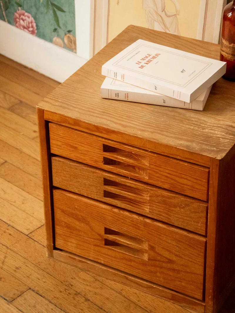 Maïa, la table de chevet aux poignées sculptées N°1564