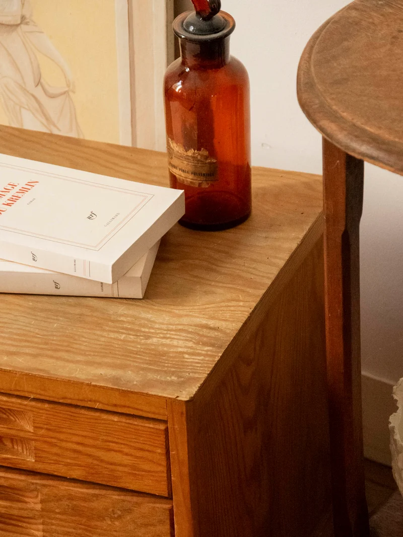 Maïa, la table de chevet aux poignées sculptées N°1564