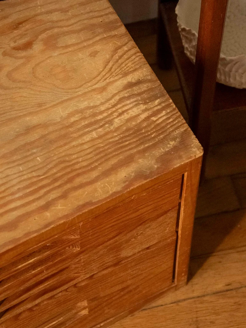Maïa, la table de chevet aux poignées sculptées N°1564