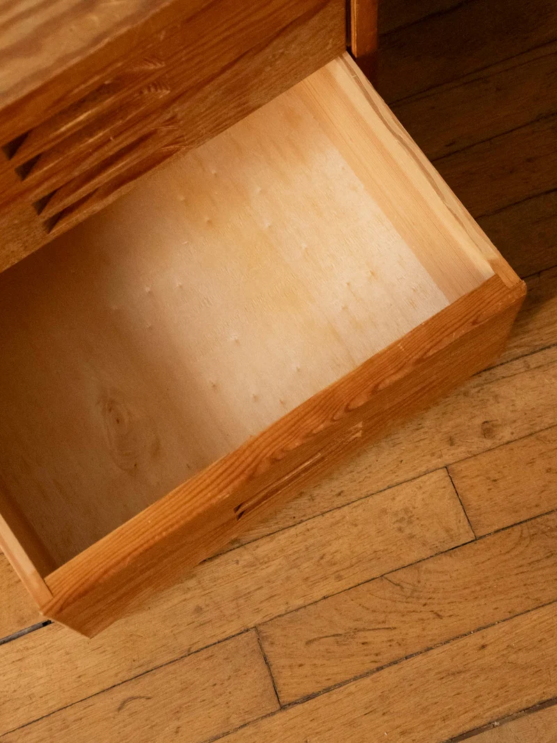 Maïa, la table de chevet aux poignées sculptées N°1564