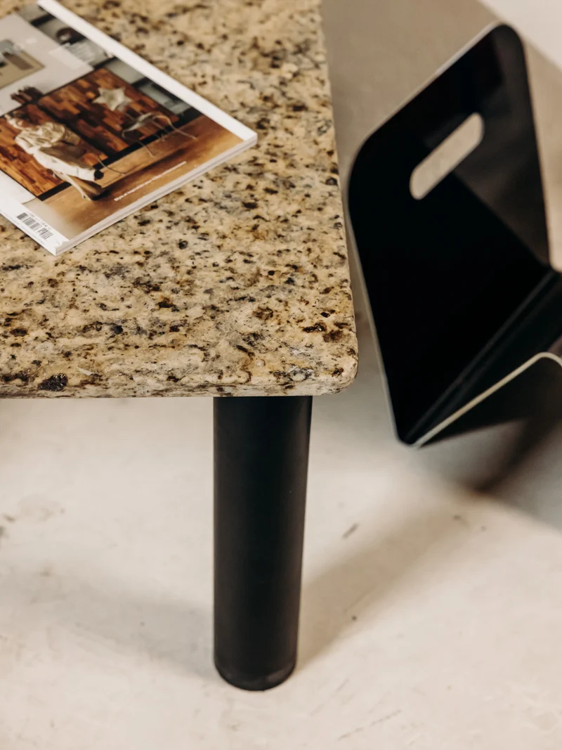 Marie-Pierre, la table basse en granite et métal N°95