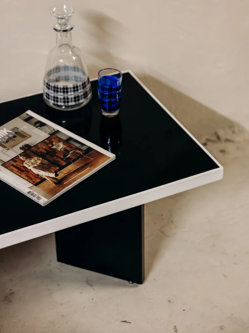 Donna, la table basse au verre fumé noir N°1568