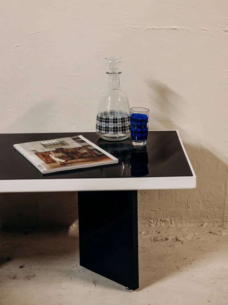 Donna, la table basse au verre fumé noir N°1568