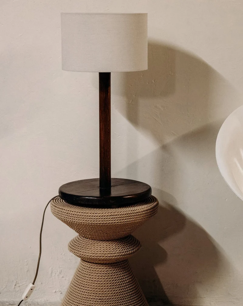 Julia, la lampe au bois tourné et à l'abat-jour lumineux N°1056