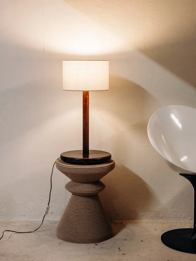 Julia, la lampe au bois tourné et à l'abat-jour lumineux N°1056