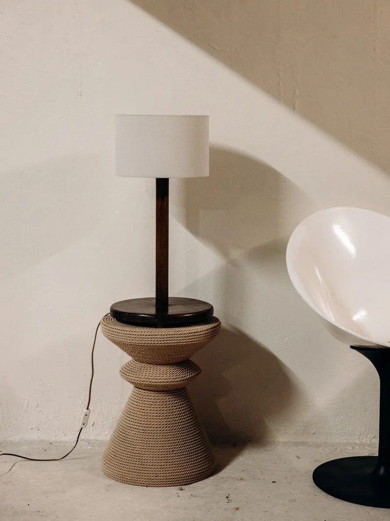 Julia, la lampe au bois tourné et à l'abat-jour lumineux N°1056