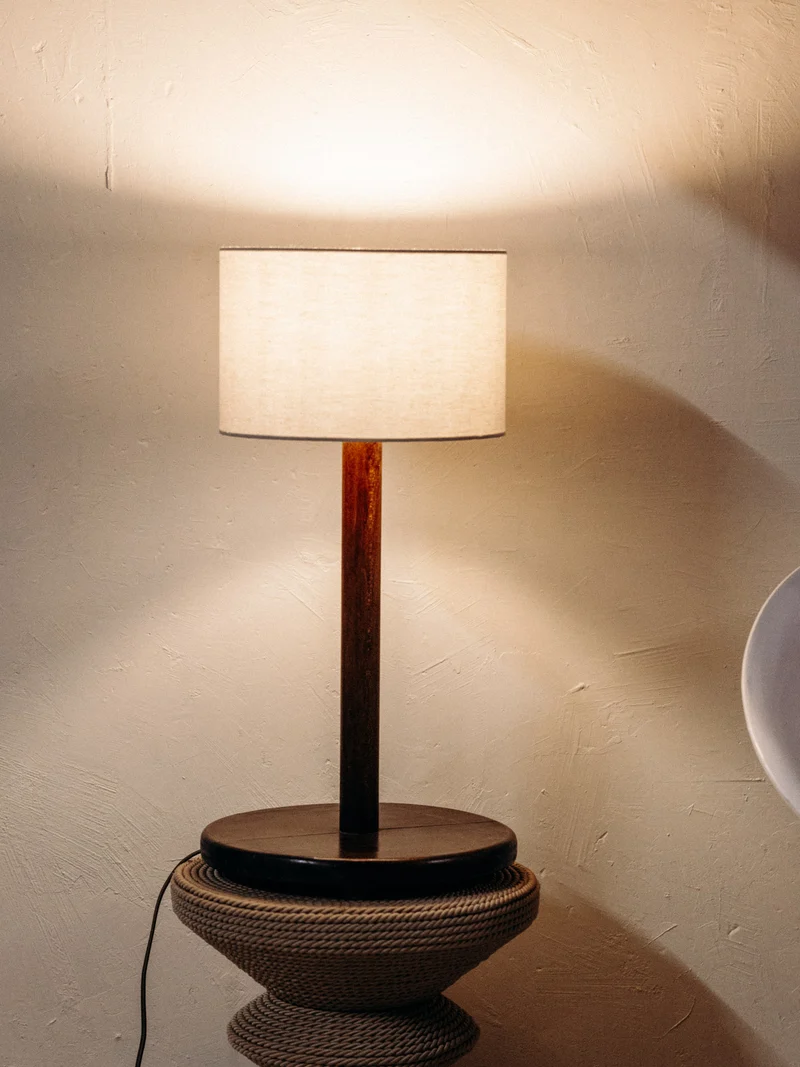 Julia, la lampe au bois tourné et à l'abat-jour lumineux N°1056