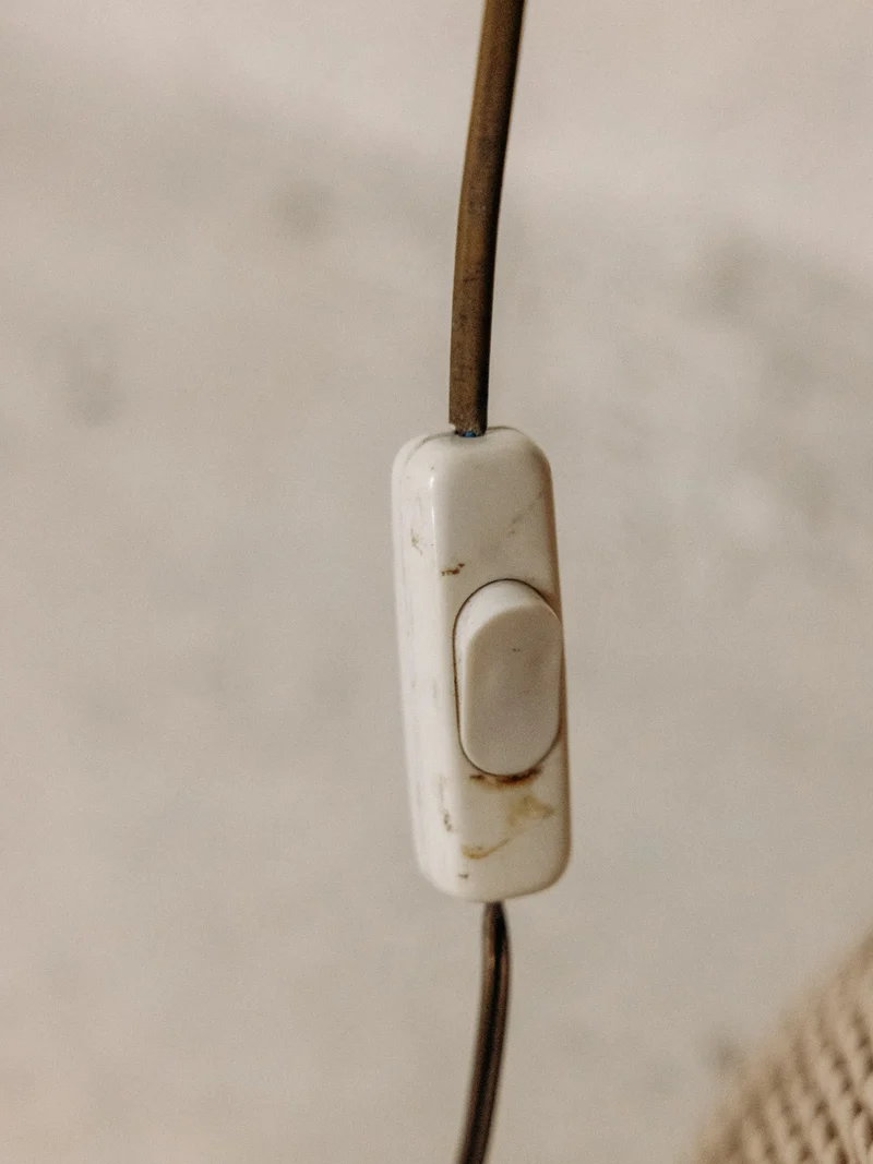 Julia, la lampe au bois tourné et à l'abat-jour lumineux N°1056