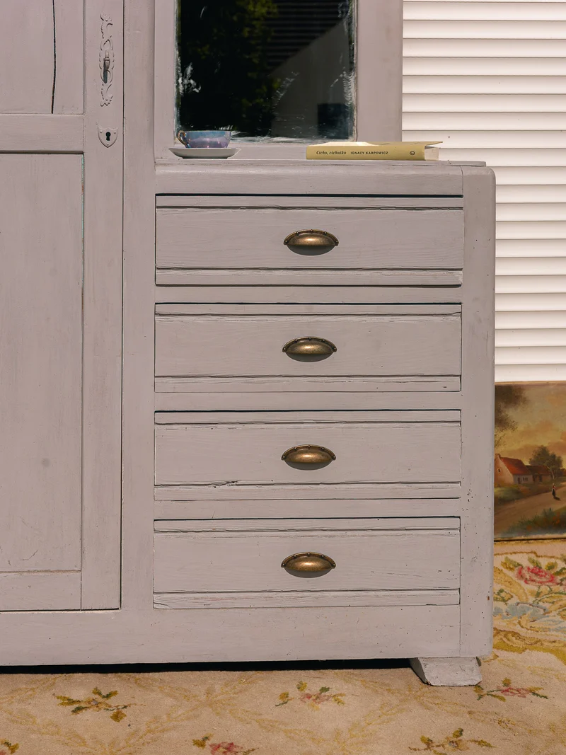 Blandine, l'armoire asymétrique en bois bleu gris N°489