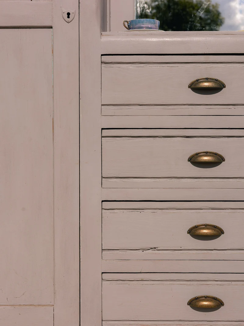 Blandine, l'armoire asymétrique en bois bleu gris N°489