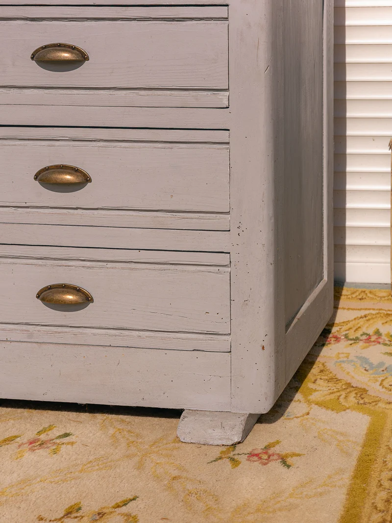 Blandine, l'armoire asymétrique en bois bleu gris N°489