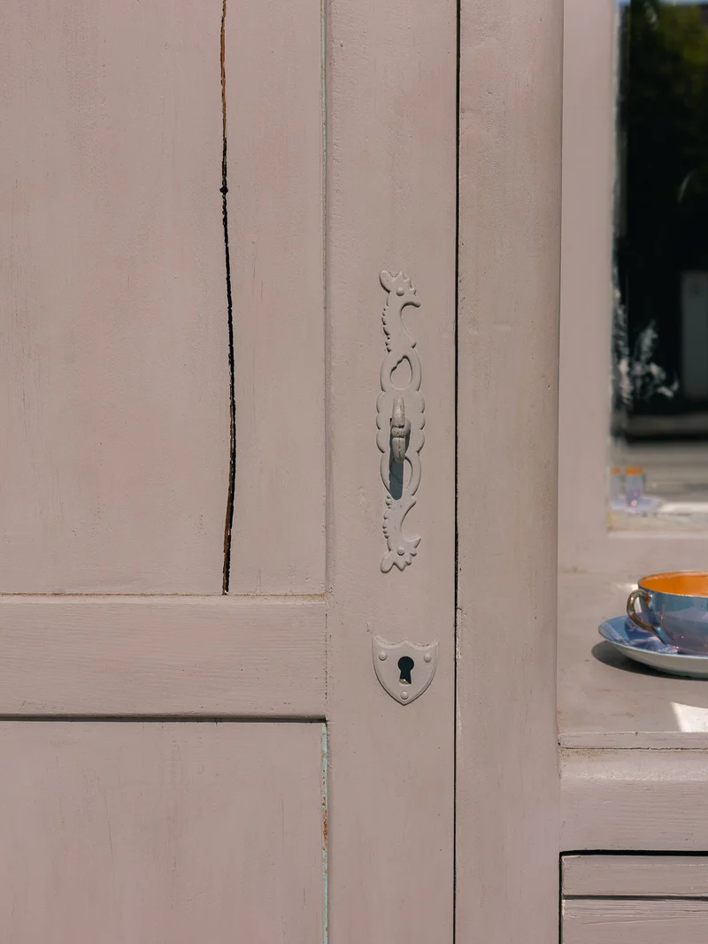Blandine, l'armoire asymétrique en bois bleu gris N°489