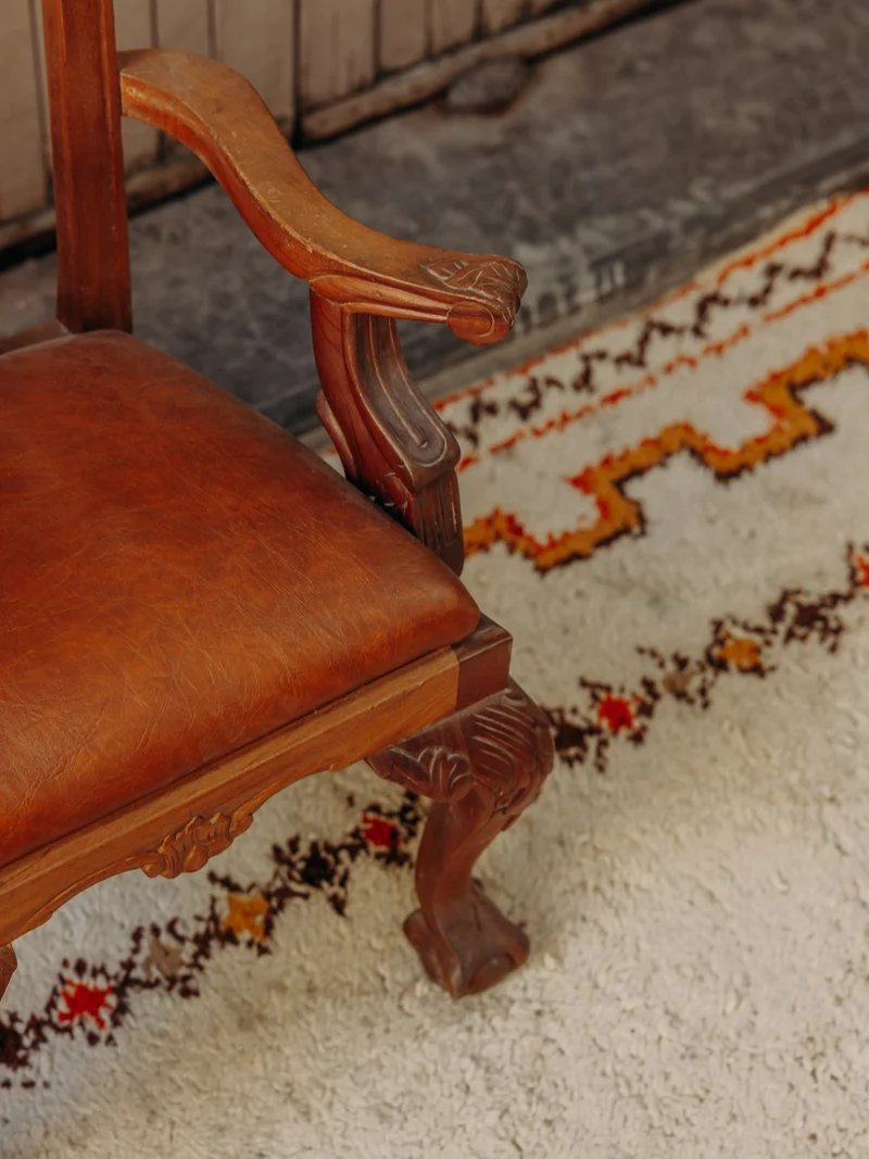 Marcus, le fauteuil pour enfant vintage au bois sculpté N°348