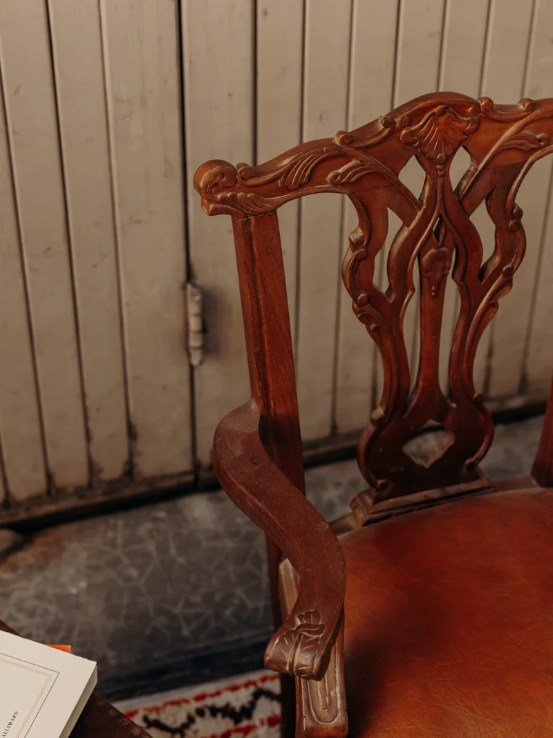 Marcus, le fauteuil pour enfant vintage au bois sculpté N°348