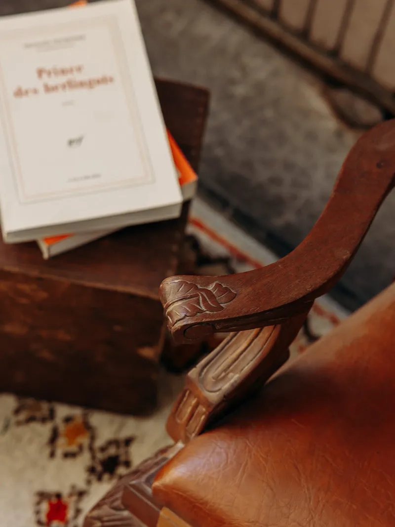 Marcus, le fauteuil pour enfant vintage au bois sculpté N°348