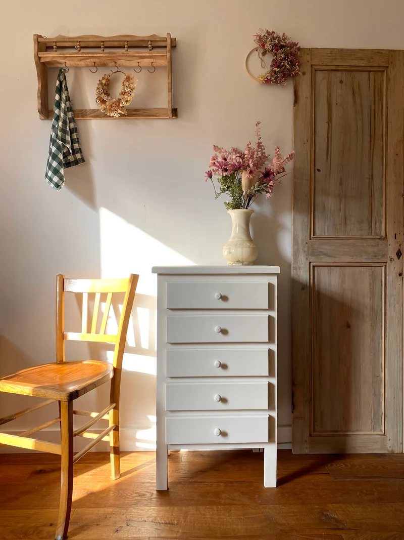 Chiffonnier 5 tiroirs en bois ancien repeint