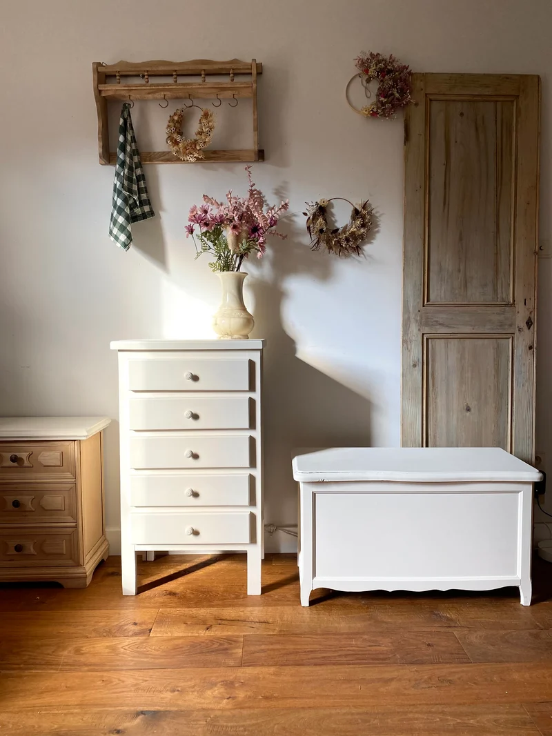 Chiffonnier 5 tiroirs en bois ancien repeint