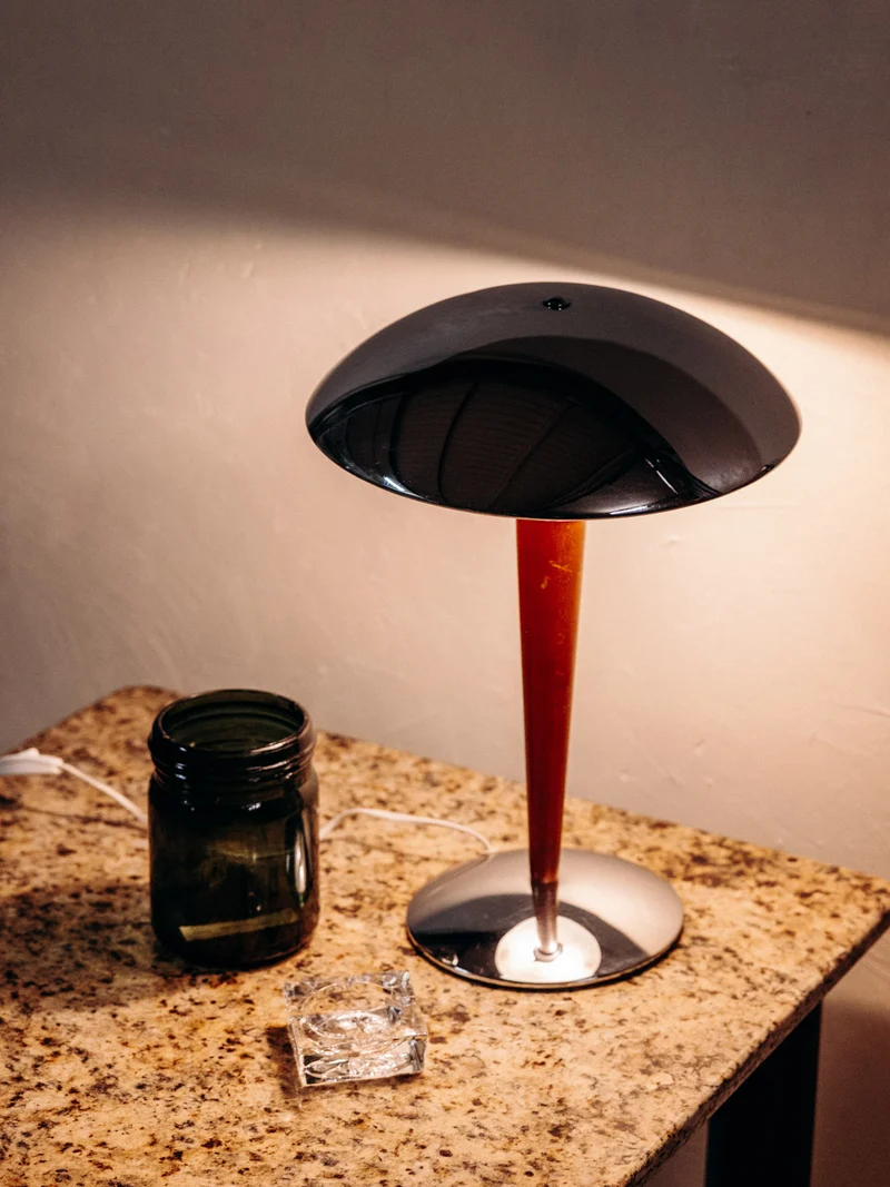 Julia, la lampe au style mid-century en inox et bois N°1058
