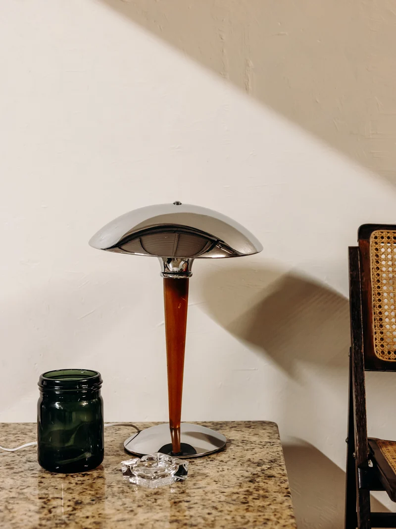 Julia, la lampe au style mid-century en inox et bois N°1058