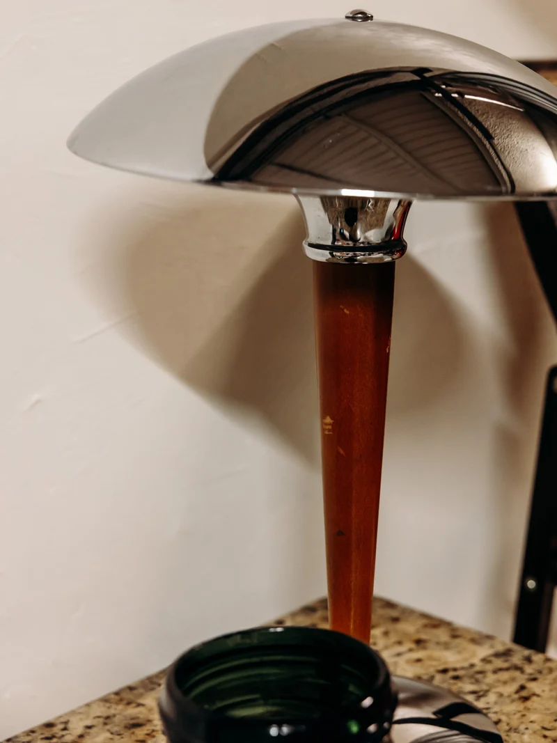 Julia, la lampe au style mid-century en inox et bois N°1058
