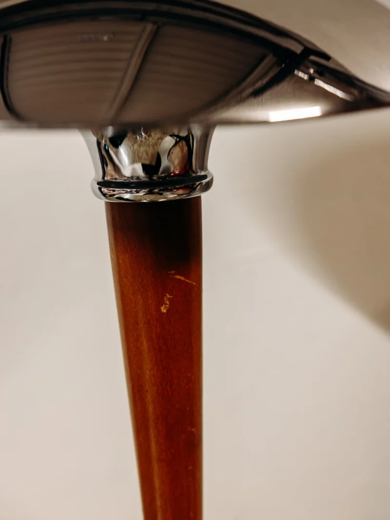 Julia, la lampe au style mid-century en inox et bois N°1058