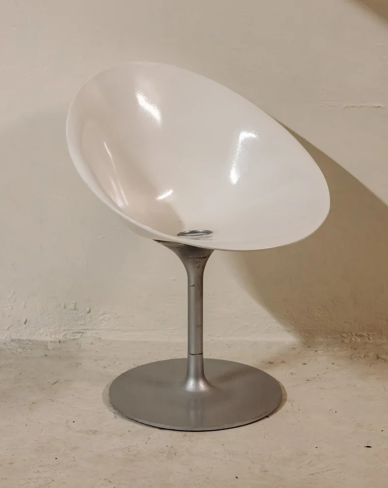 Jakob, le fauteuil aux lignes aériennes et son piétement métal N°1382
