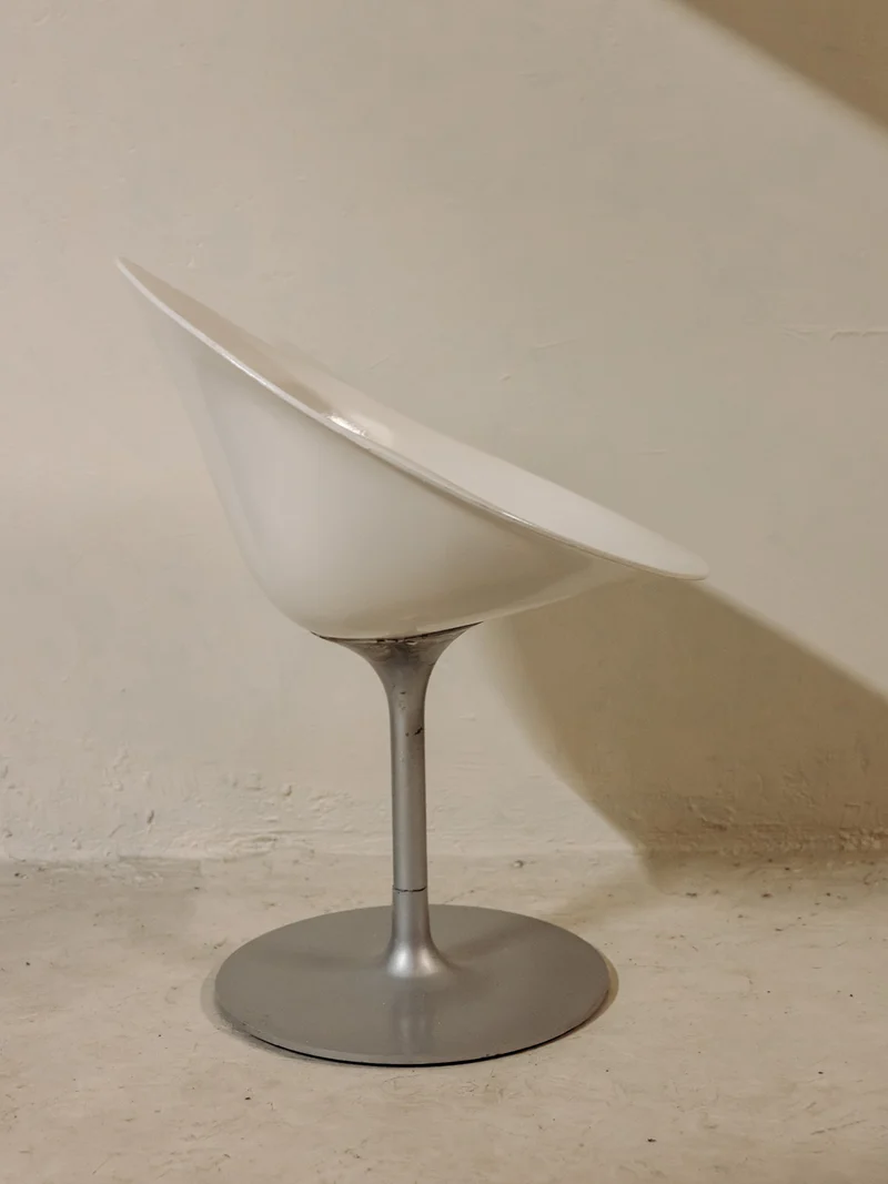 Jakob, le fauteuil aux lignes aériennes et son piétement métal N°1382