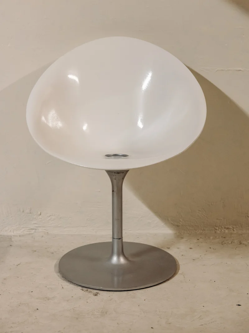 Jakob, le fauteuil aux lignes aériennes et son piétement métal N°1382