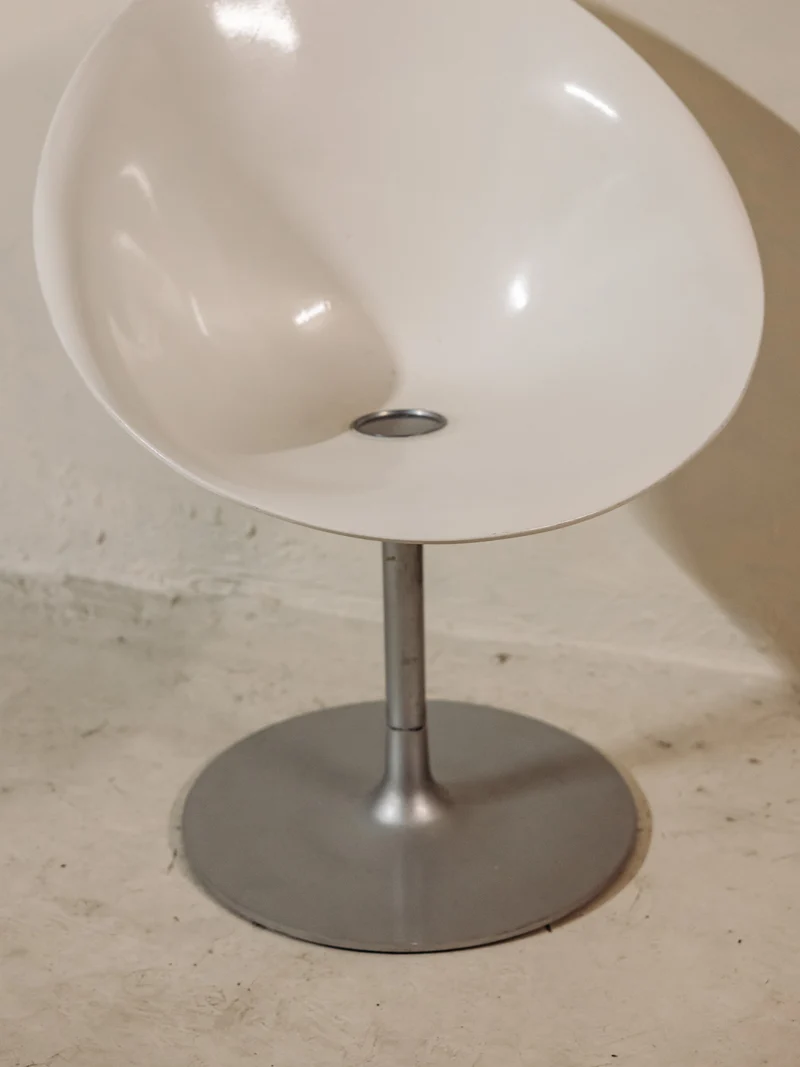 Jakob, le fauteuil aux lignes aériennes et son piétement métal N°1382