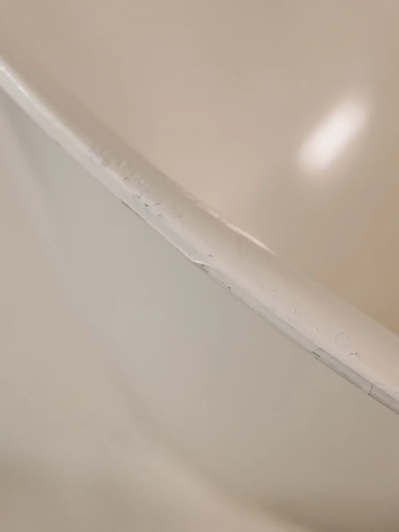 Jakob, le fauteuil aux lignes aériennes et son piétement métal N°1382