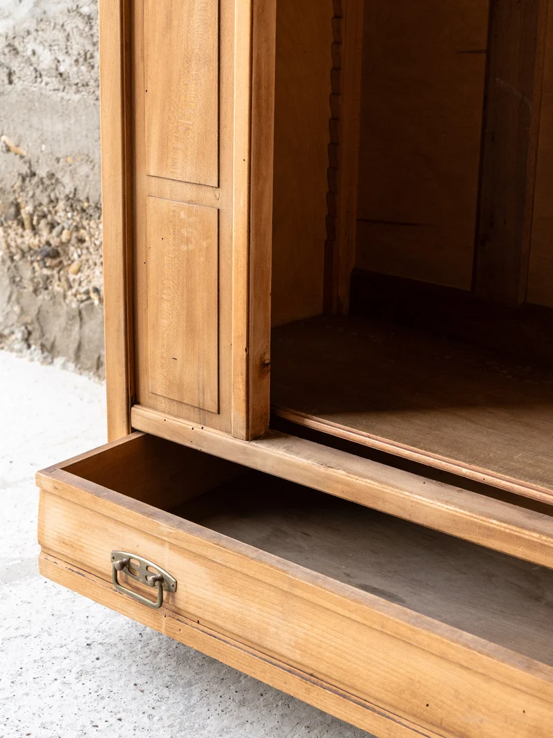Blandine, l'armoire en pin massif avec miroir N°515